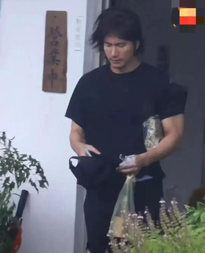 言承旭现身大S墓地悼念
